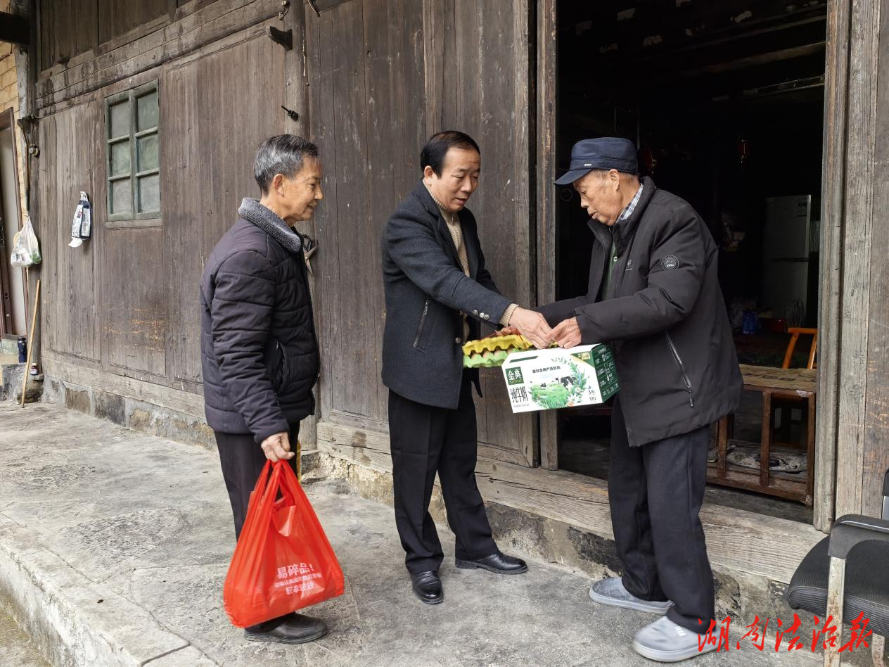 湘西自治州公安局退休干部第一党支部走访看望困难党员