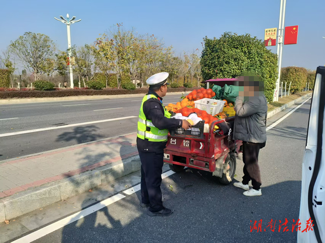 道县：公路上摆摊设点 交警劝离除隐患