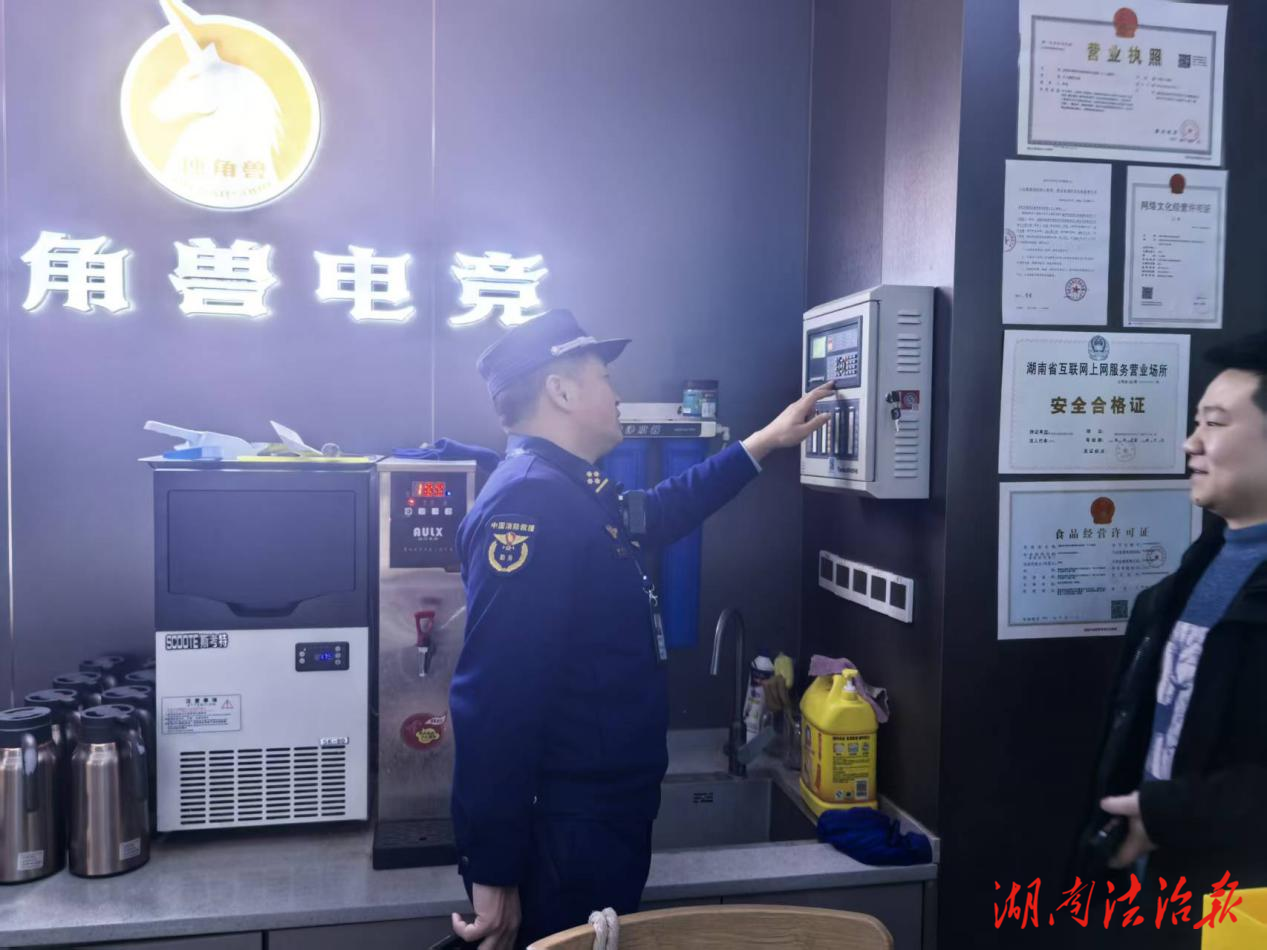 资阳区消防救援大队深入人员密集场所开展消防安全夜查