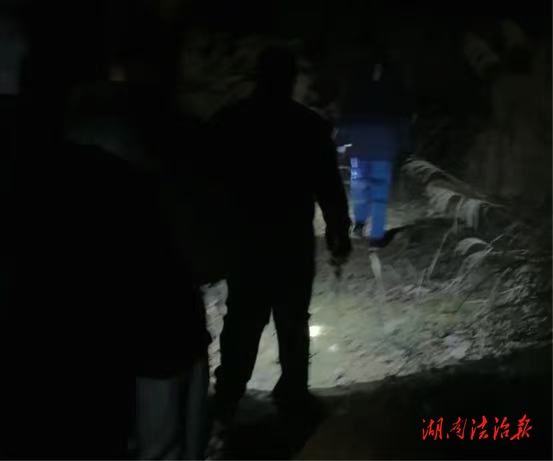 八旬老人上山砍柴失联 警民连夜搜救终获平安……