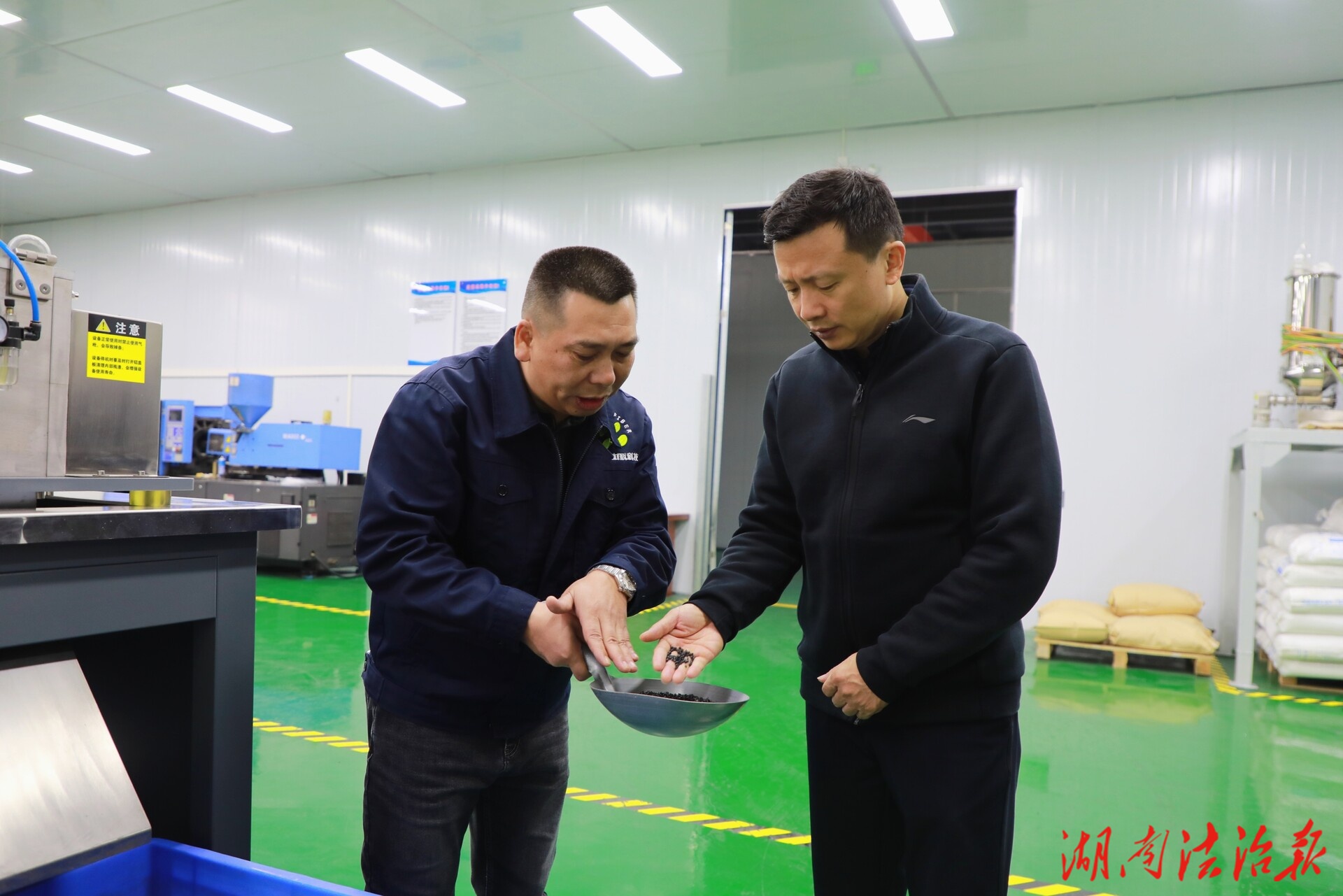 唐何调研重点企业并开展“送解优”活动