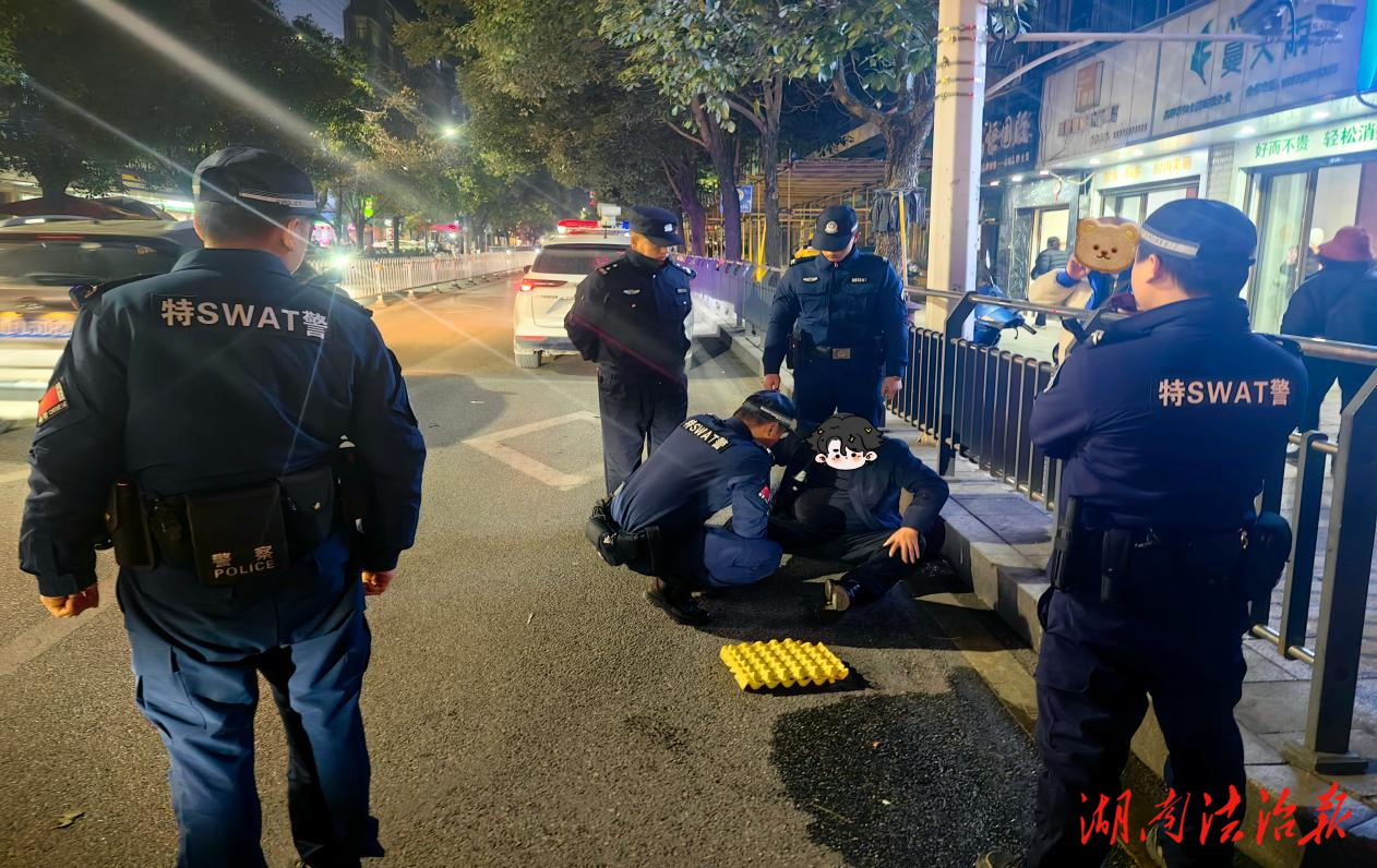 男子寒夜醉酒睡大街 花垣公安巡特警暖心救助获赞誉