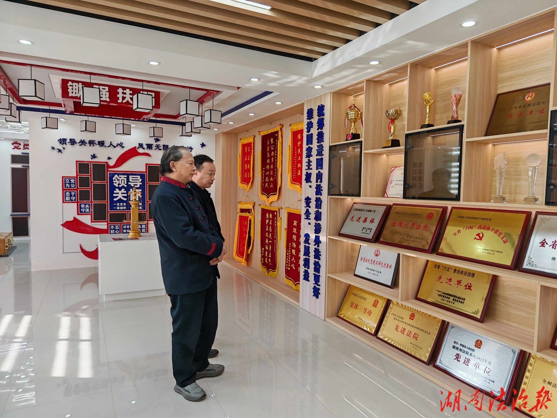 全国人大代表龙献文到泸溪法院调研指导工作