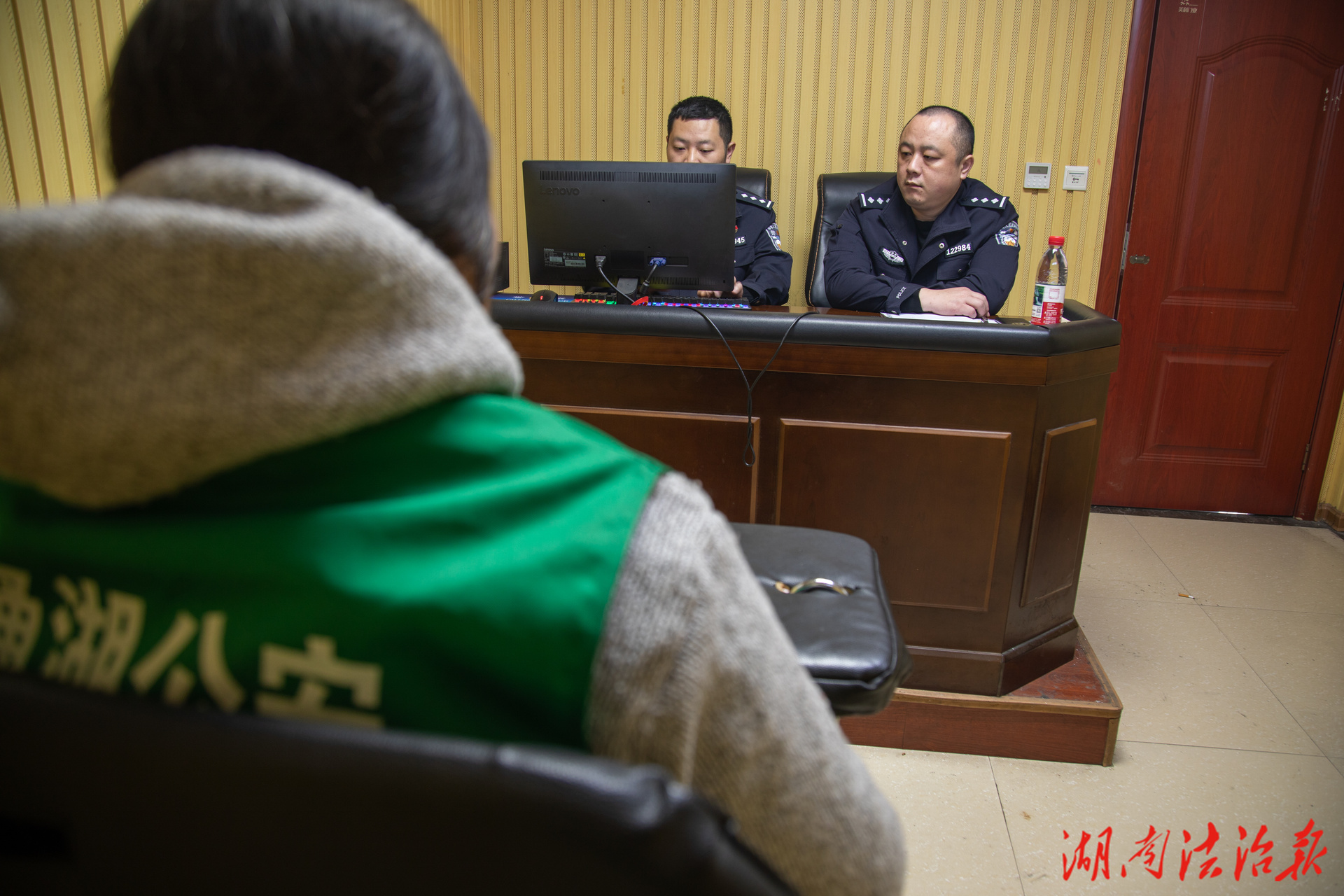 面对警察执法检查，她倒地不起、吐口水、咬人……结果来了！