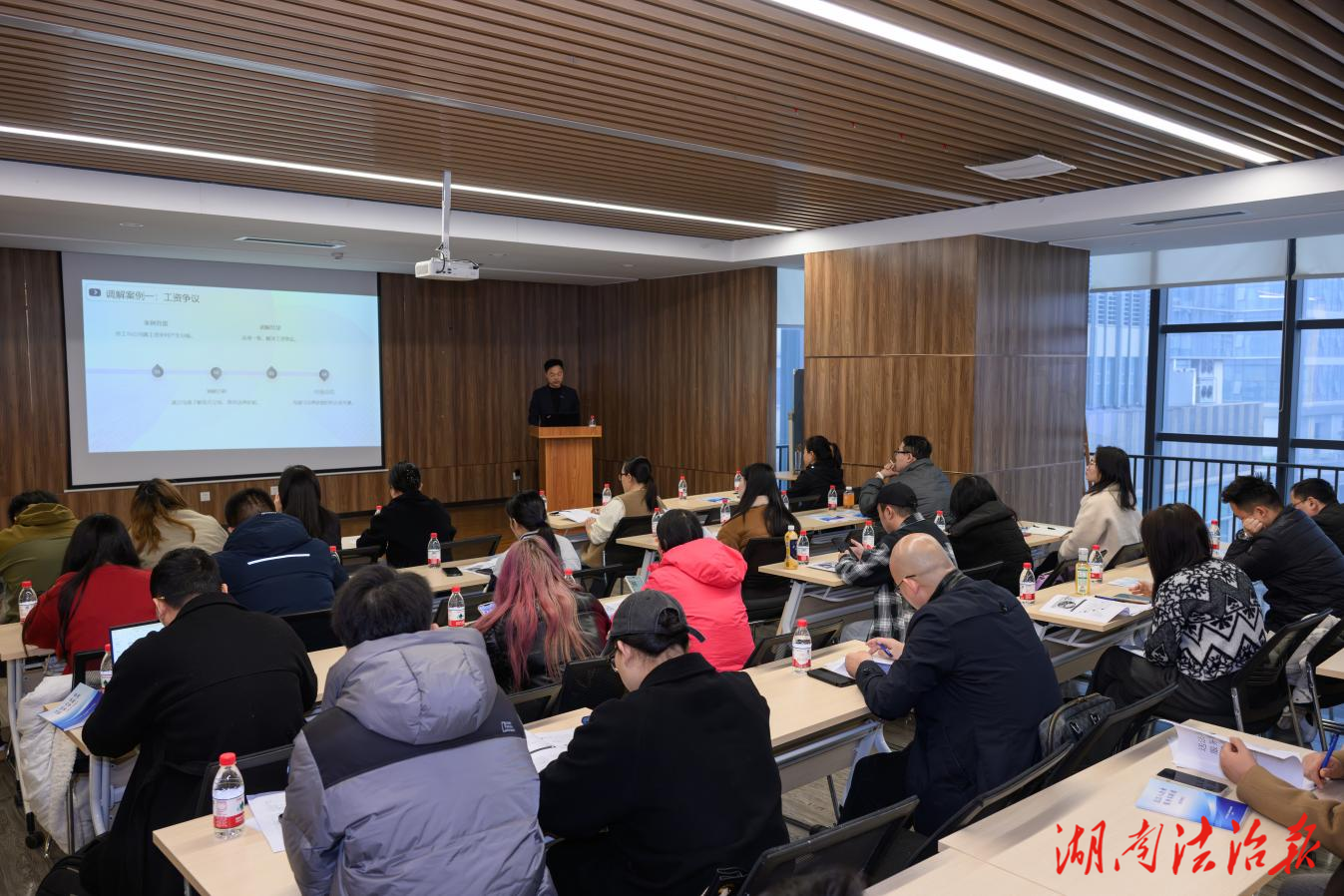 开福区人社局：送法入企业，服务零距离