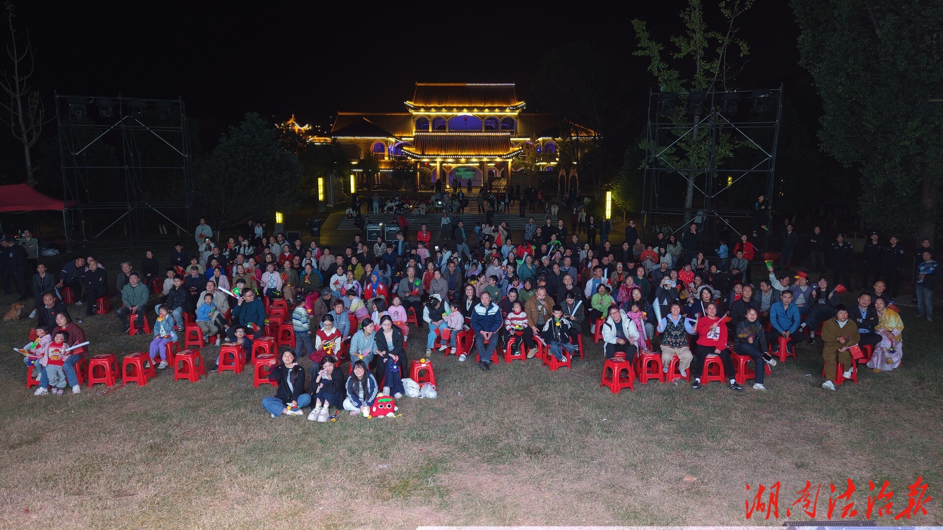 東安球迷齊聚外場(chǎng) 吶喊助威湘超永州隊(duì)