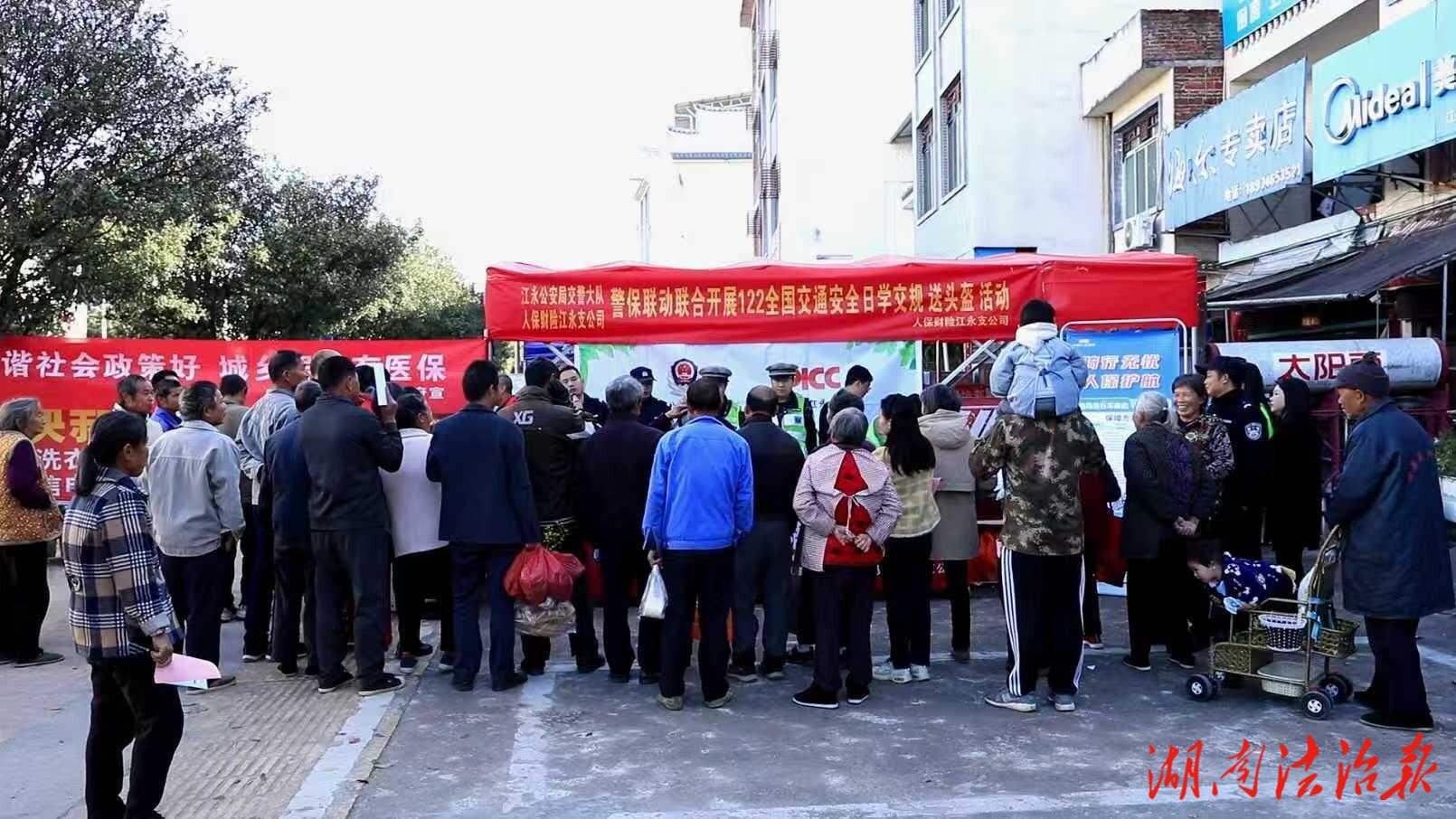 江永交警：“花式”送安全，头盔“戴”回家