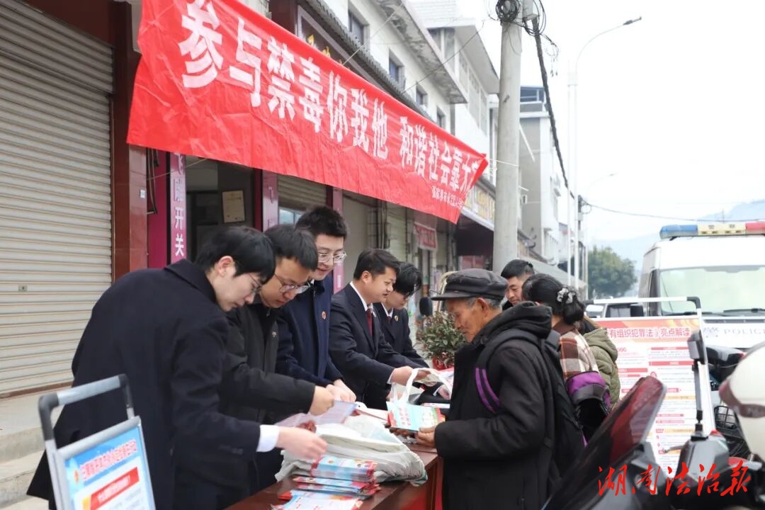 把平安防线“筑”在街头巷尾 | 这场集市里的扫黑除恶普法，很接地气
