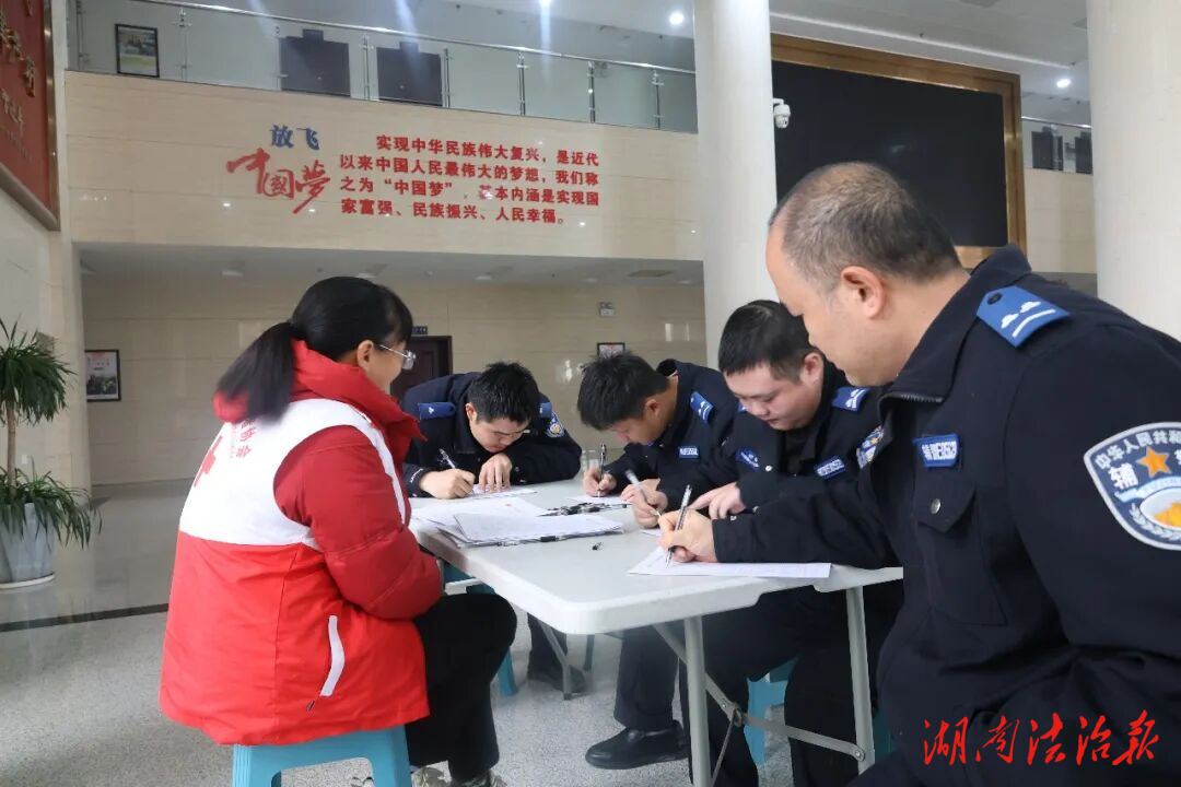 汇聚热血力量，彰显警营担当！邵东公安组织无偿献血传递爱心