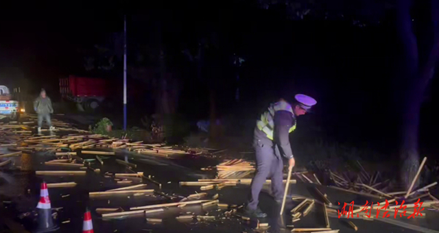 道县：凌晨木棒倾落路面 交警化身“清理工”