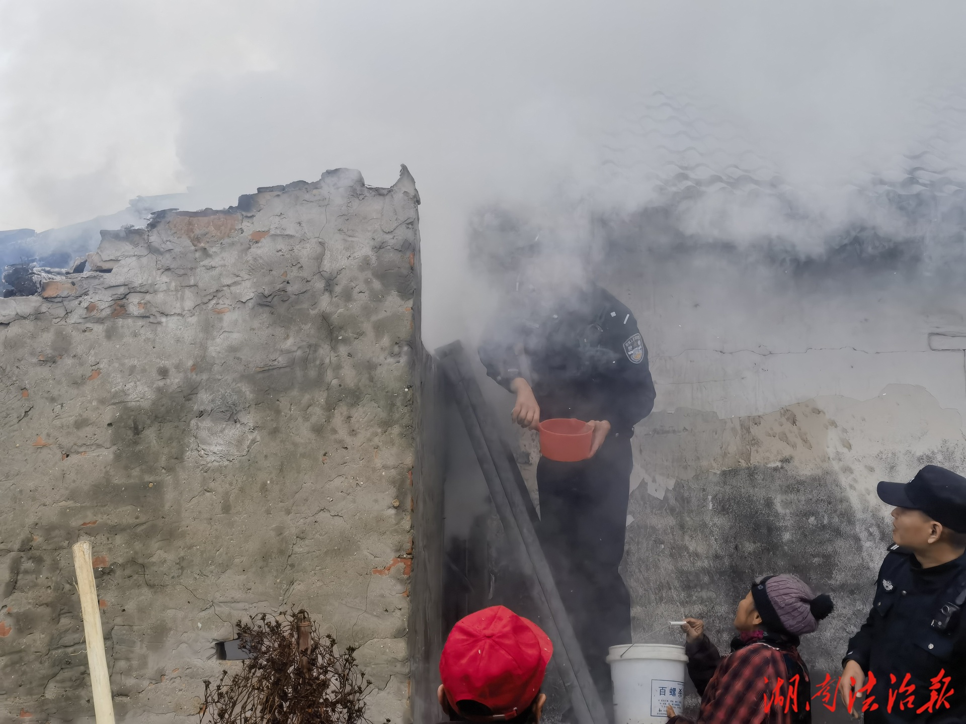 炭火濺落引火災(zāi)，警民合力速撲滅！冬季取暖這些隱患要警惕