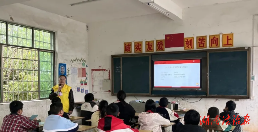 心手相牵送法治，照亮少年成长路