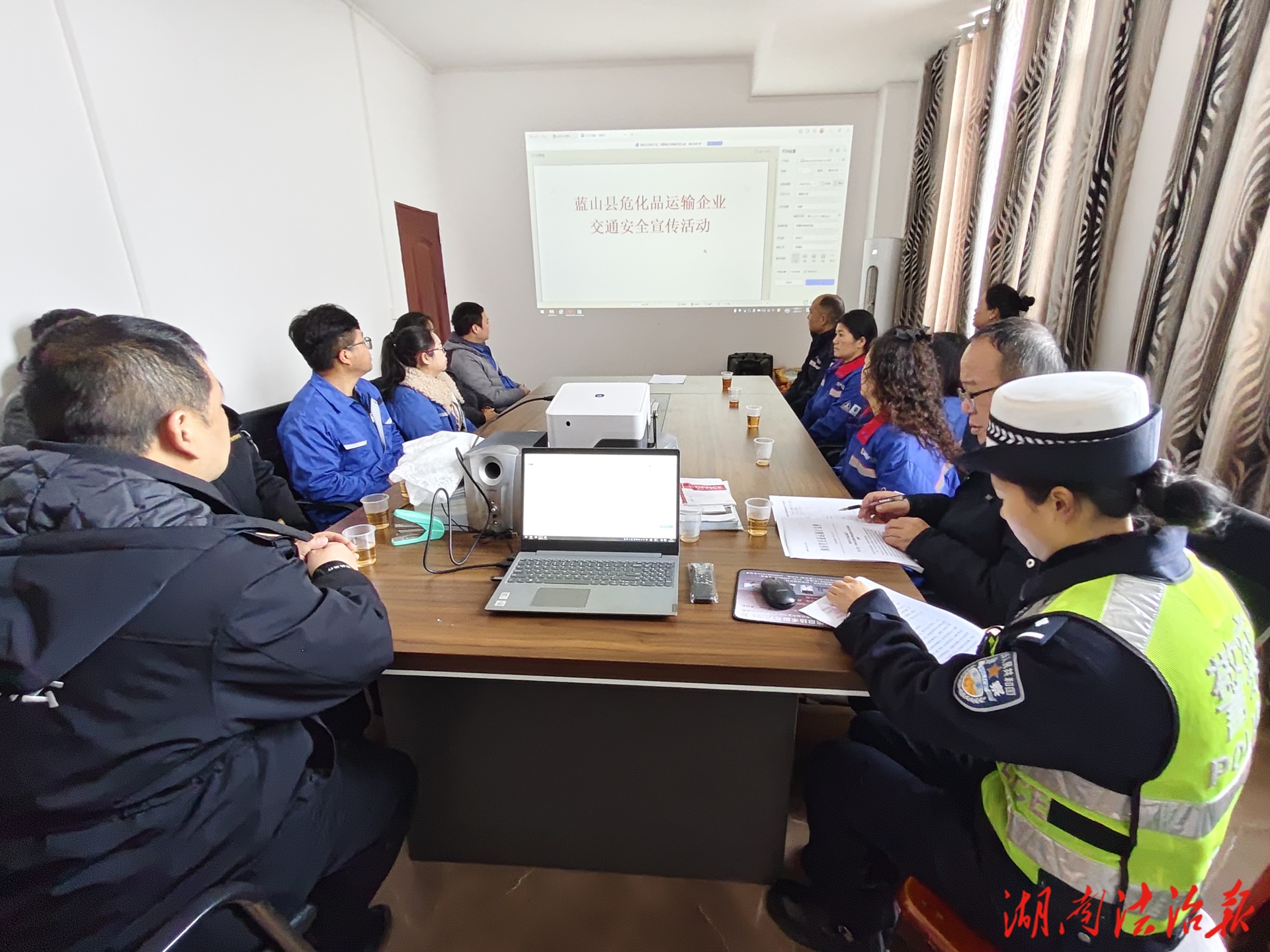 蓝山公安交管部门联合开展年关危化品运输安全宣教活动