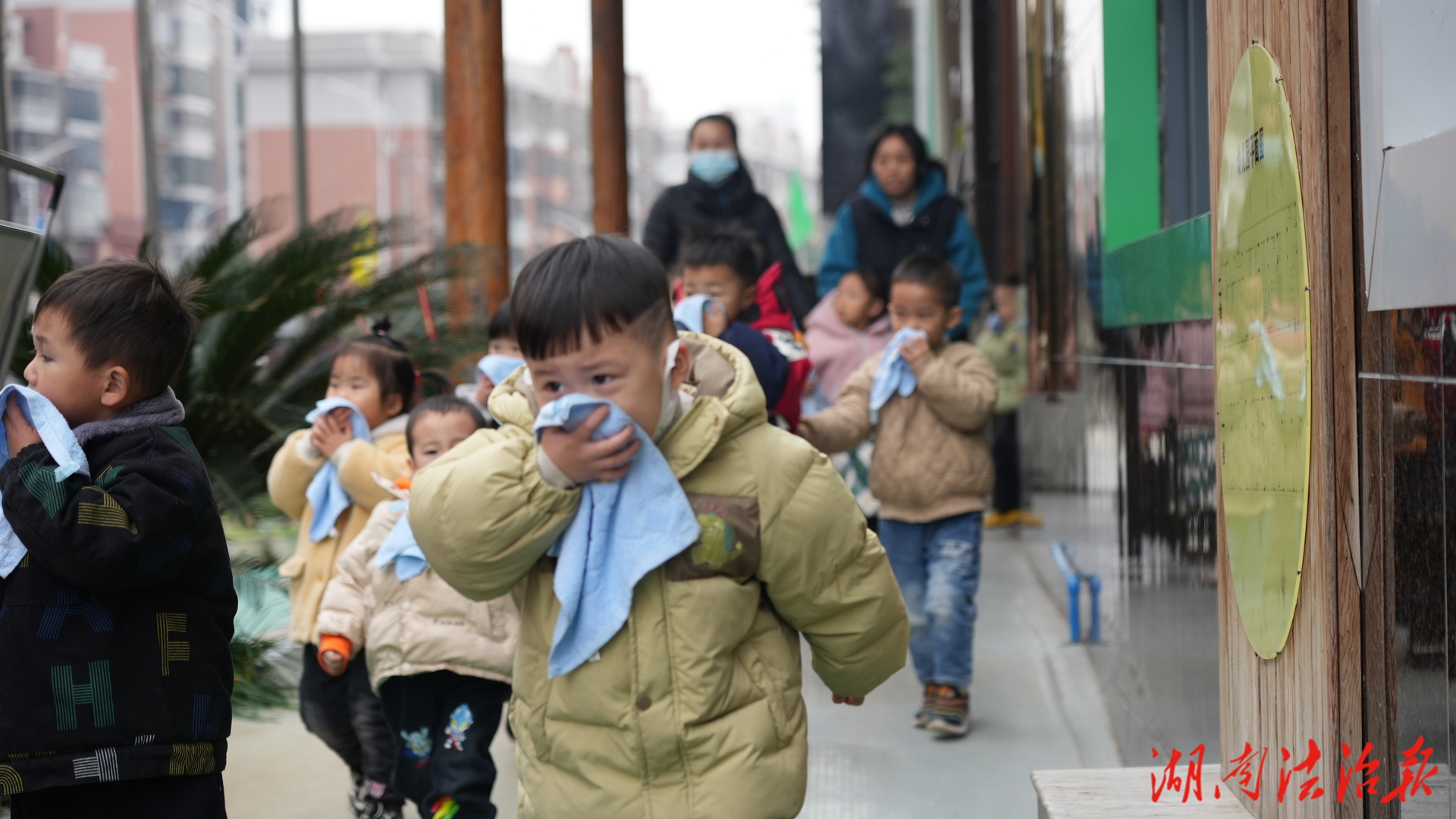 隆回消防深入校园开启“小红花”消防启蒙课