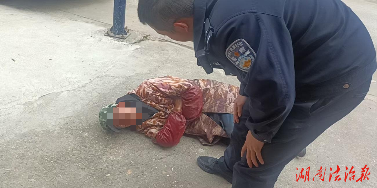 帮助醉酒倒地老人安全到家