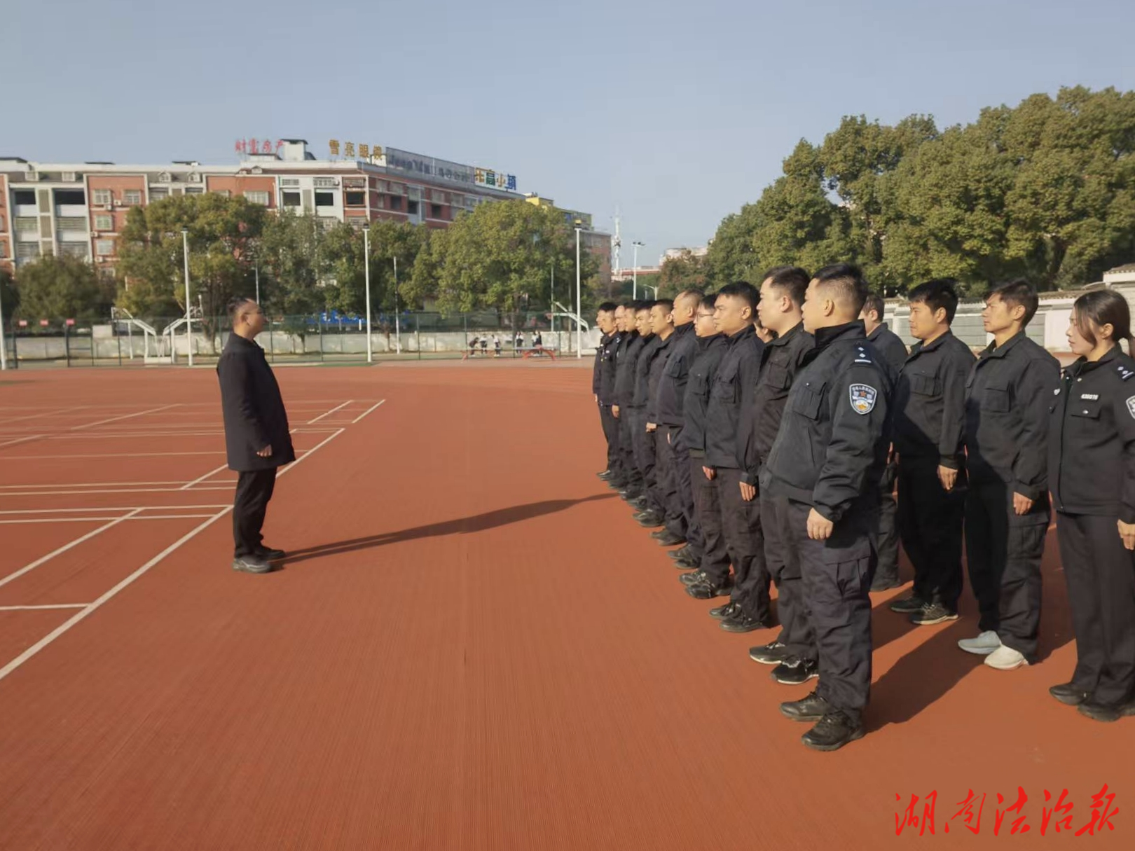 強(qiáng)體能、練本領(lǐng)、保平安          ——平江法院法警大隊(duì)圓滿完成年終體能考核