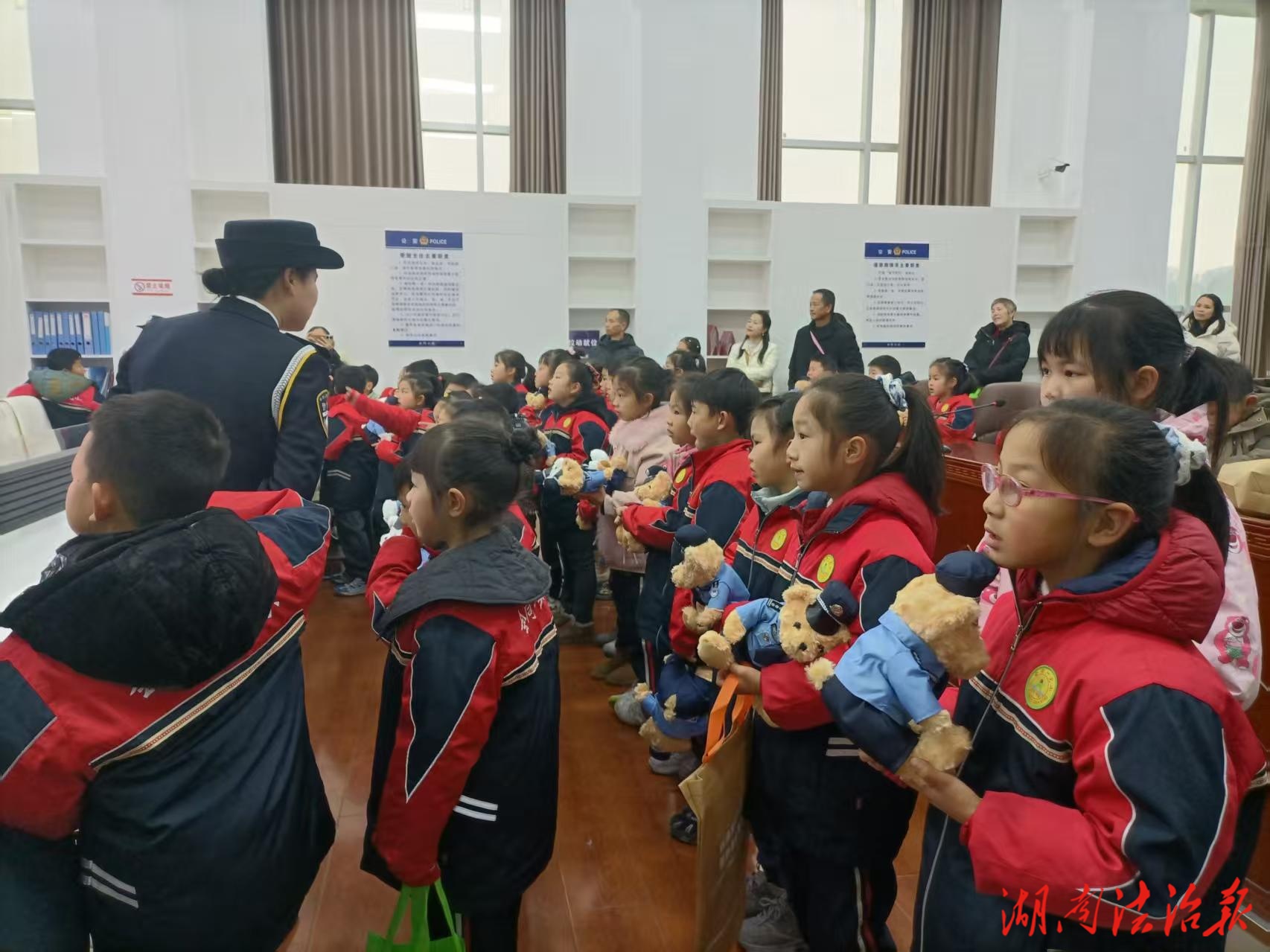 警营开放日“童”心绘平安     会同一完小萌娃解锁警察节别样“警”彩