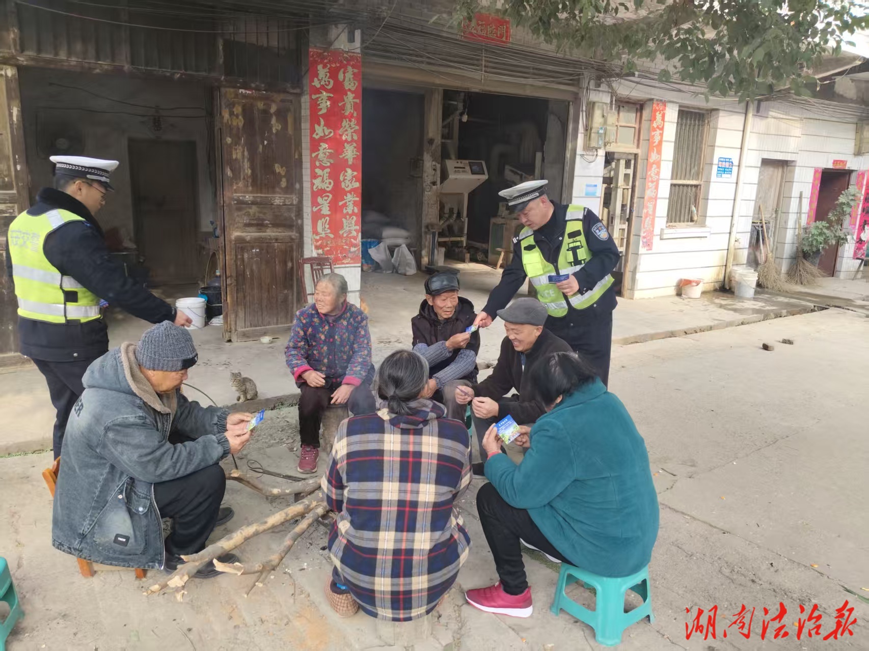 东安交管：走村入户话安全 交通宣传不放松