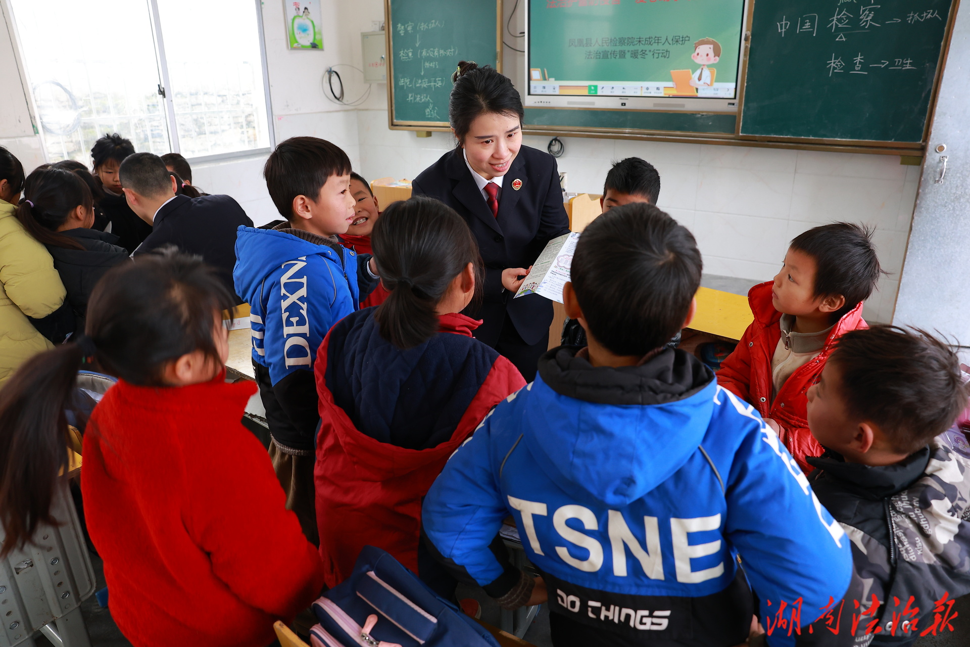 鄉(xiāng)間課堂里的“安全童謠”——檢察官的“苗漢”雙語安全課，守護純真童年