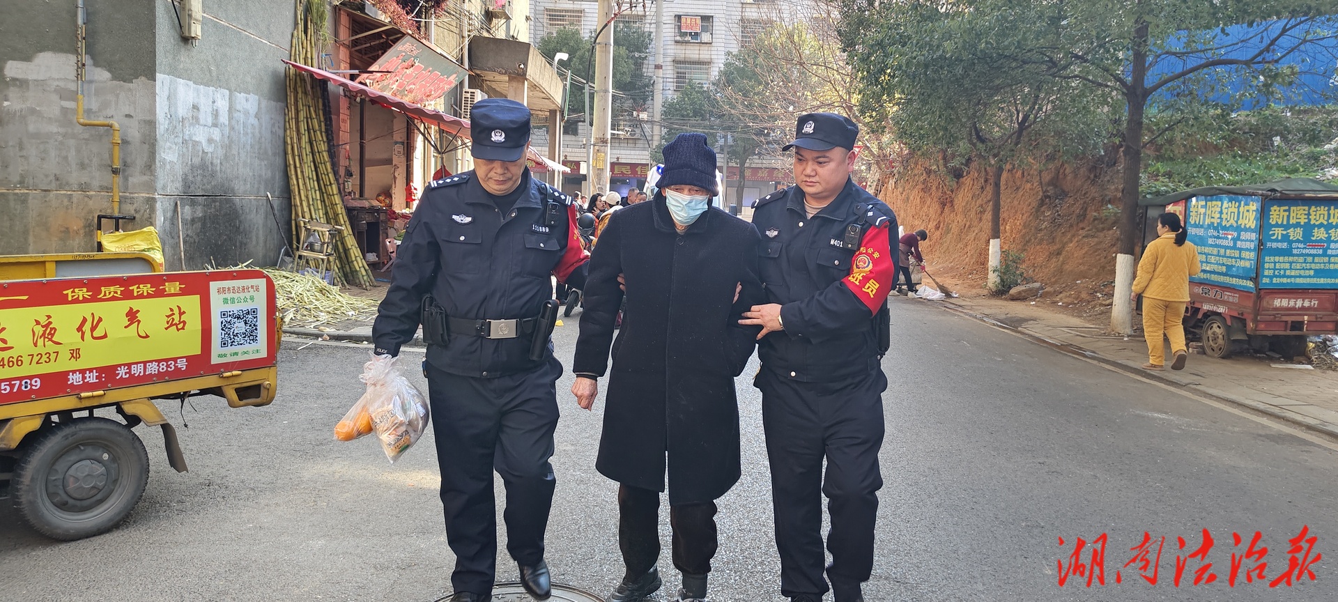 祁阳公安温情救助 八旬摔倒老人安全归家——巡特警大队民警及时处置暖心护送获赞誉