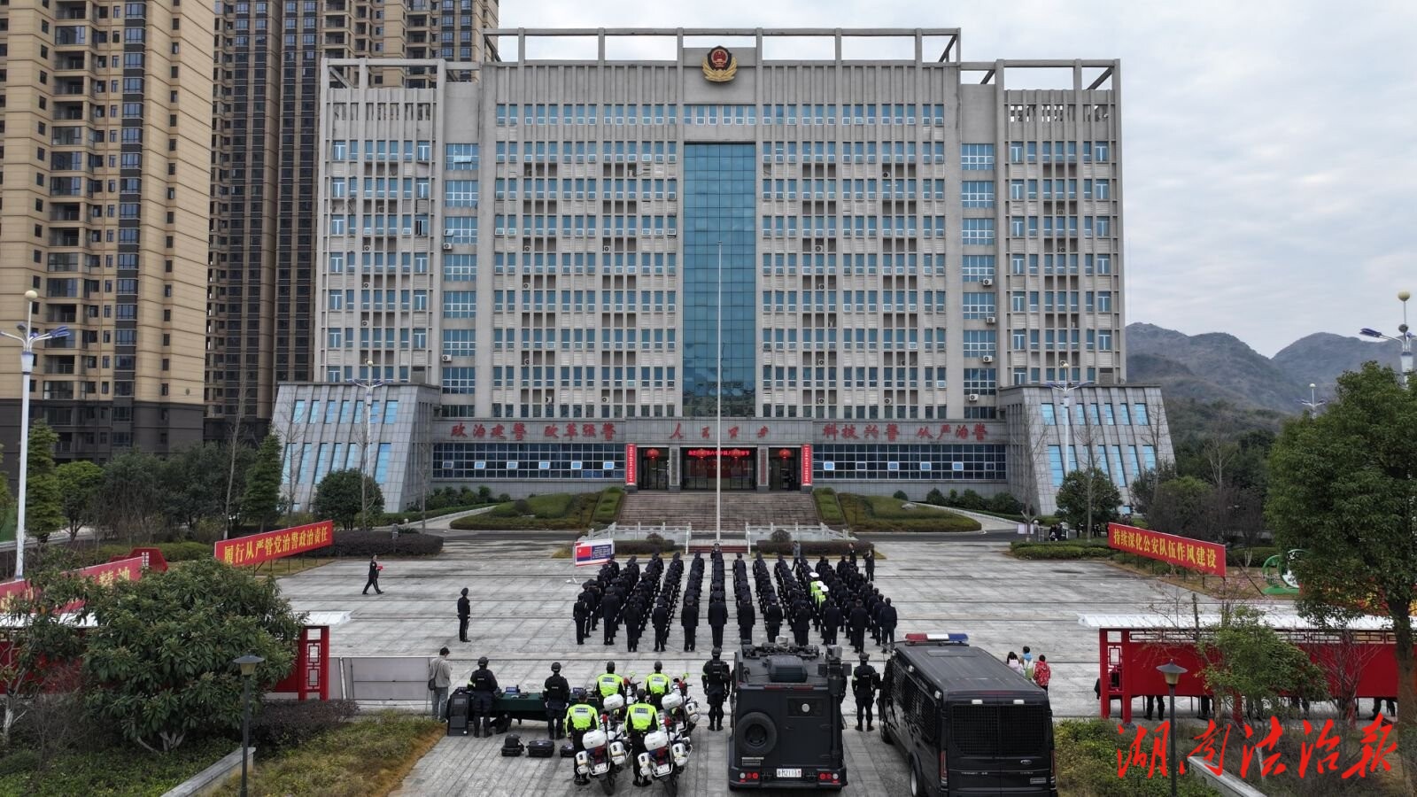 李群辉看望慰问公安民辅警 共庆中国人民警察节