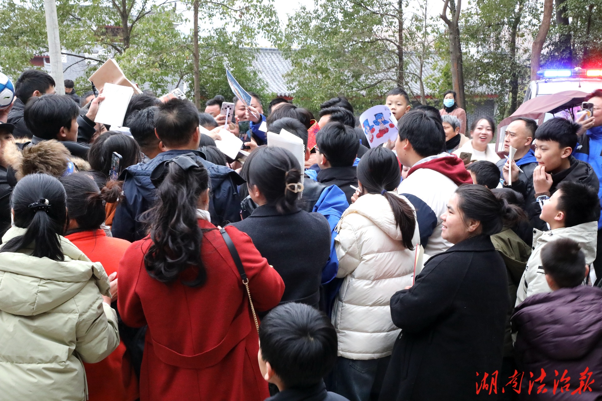 “湘超”冠軍隊到訪新田 球迷熱情迎接 感受“永沖鋒”精神