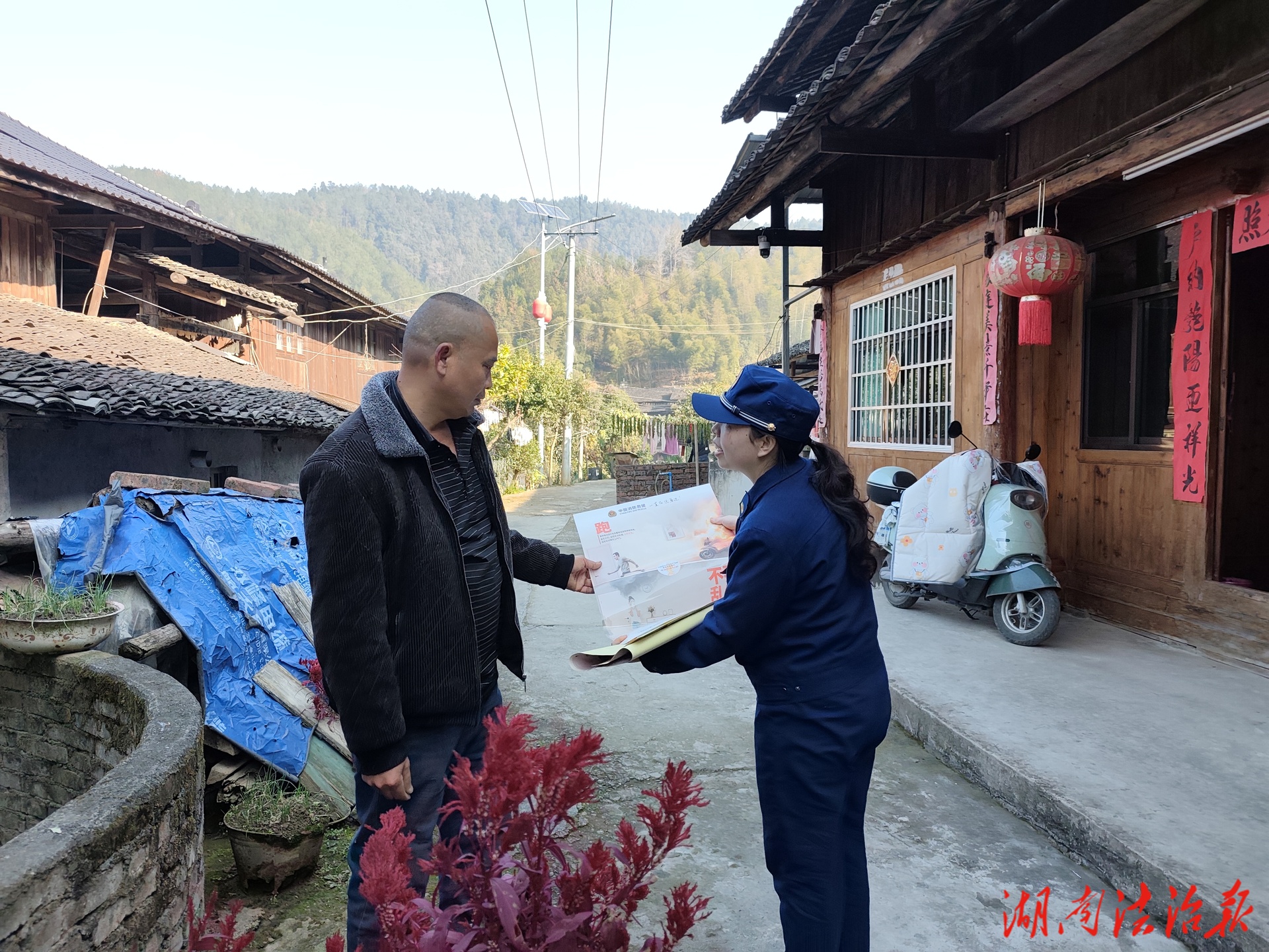 敲门入户办实事 绥宁消防情暖“一老一小”护平安