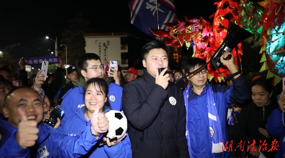 江华群众欢迎湘超冠军队员张华越载誉归来