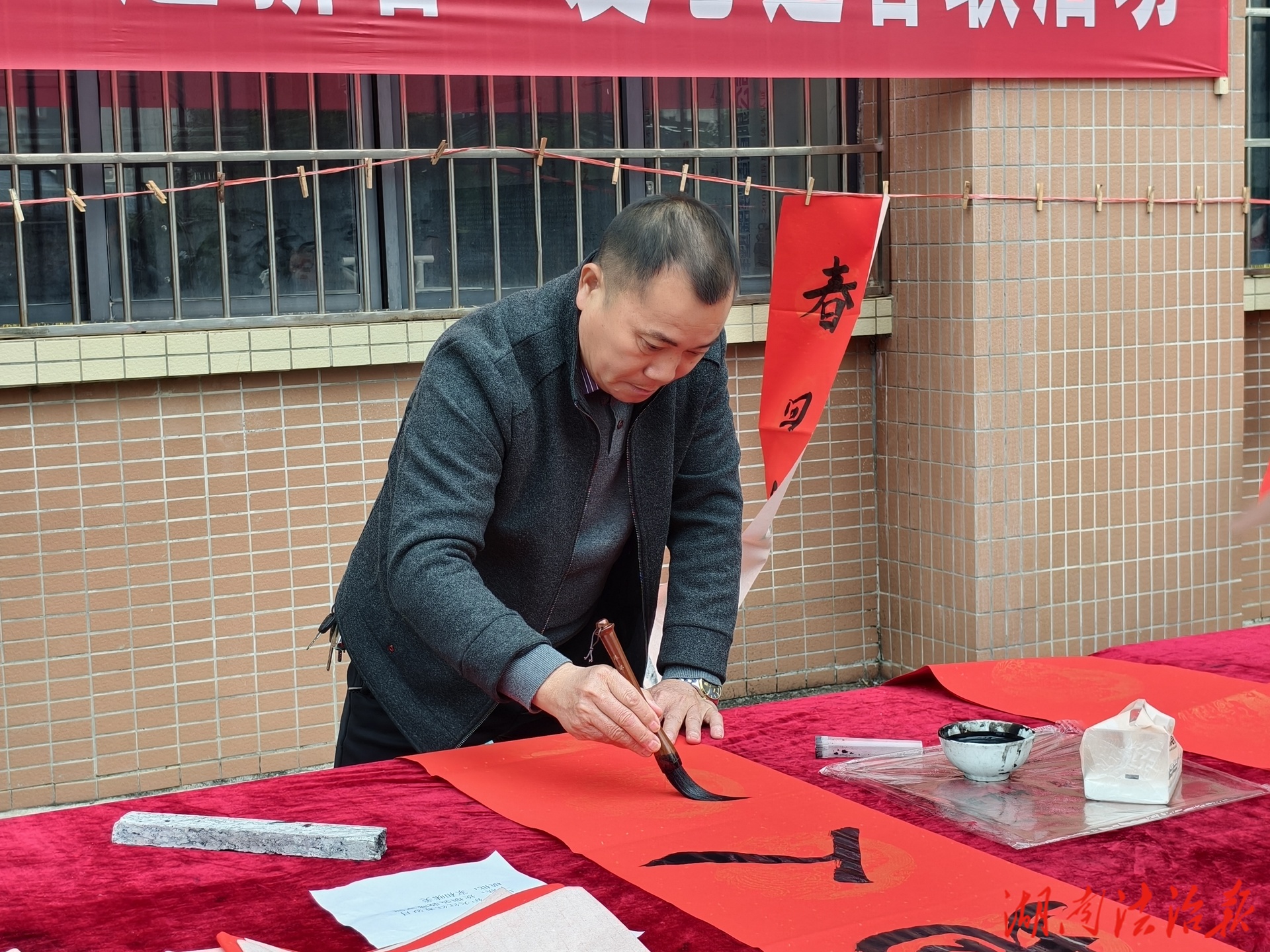 江永县职业中专学校举行“翰墨飘香迎新春，技能报国谱新篇”送春联活动