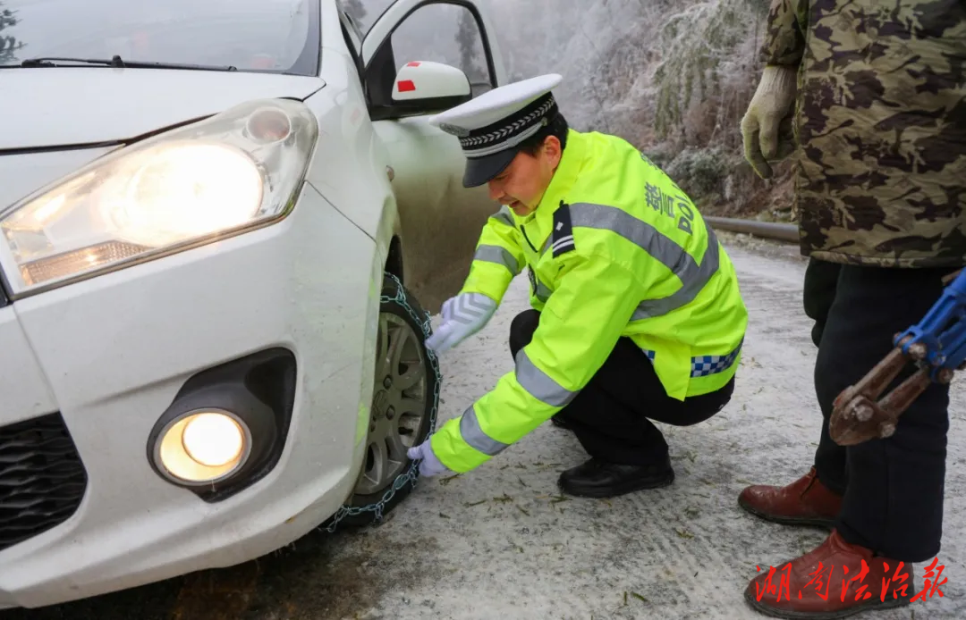 冰雪封路難阻溫情 隆回交警徒步護航花瑤同胞
