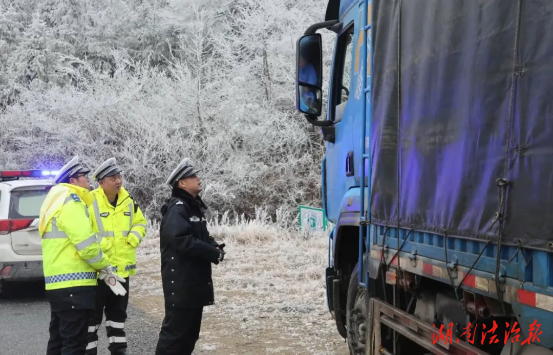 冰雪阻途暖相助 隆回交警情系異鄉(xiāng)客 ——隆回交警緊急救助廣東滯留貨車司機紀實