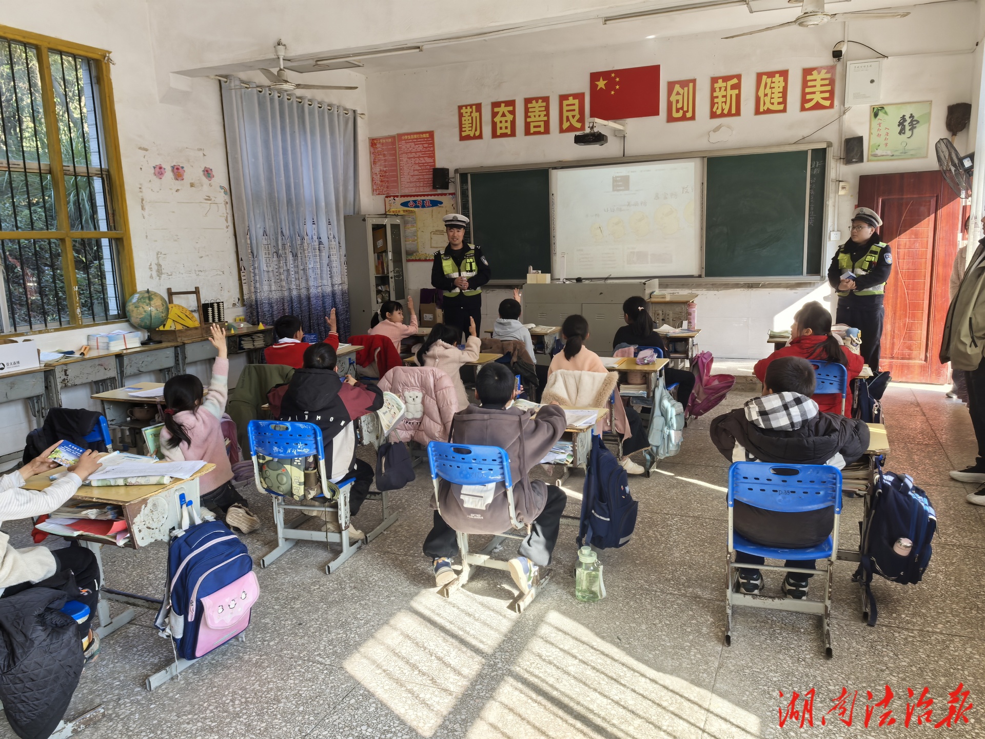 东安：寒假前夕交警进校园 筑牢学生交通安全防线