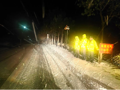 以雪為令，聞雪而動(dòng)！新邵公安奮戰(zhàn)一線保暢通