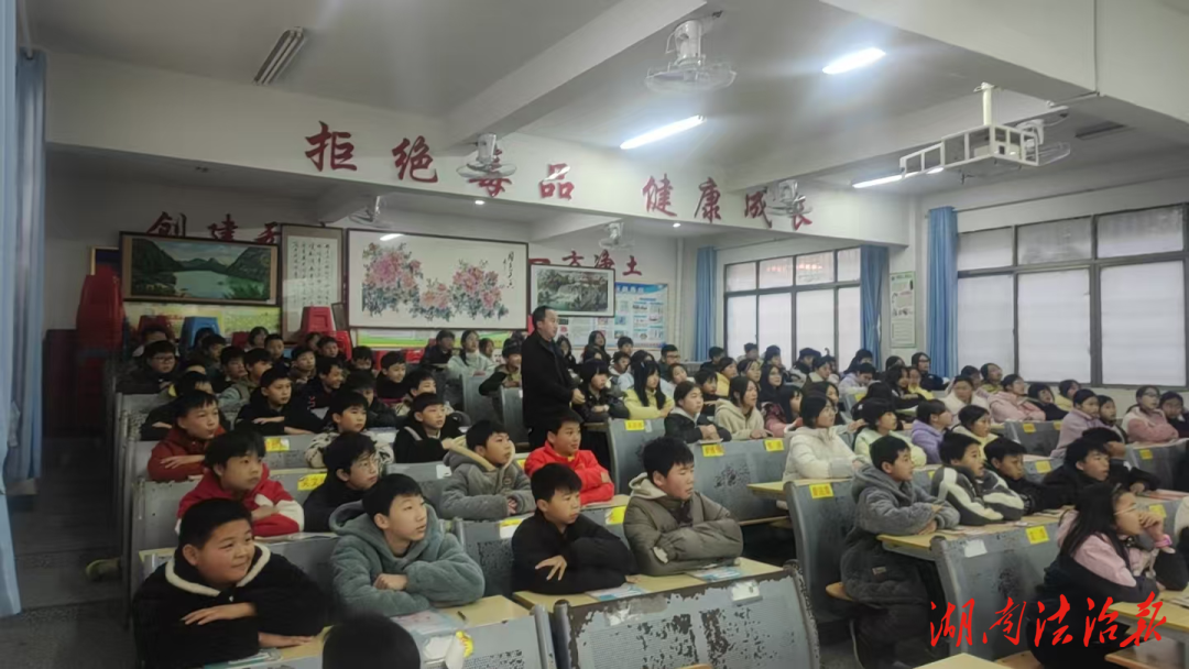 與法同行，護(hù)航青春——漣源湄江大江口中學(xué)普法講座