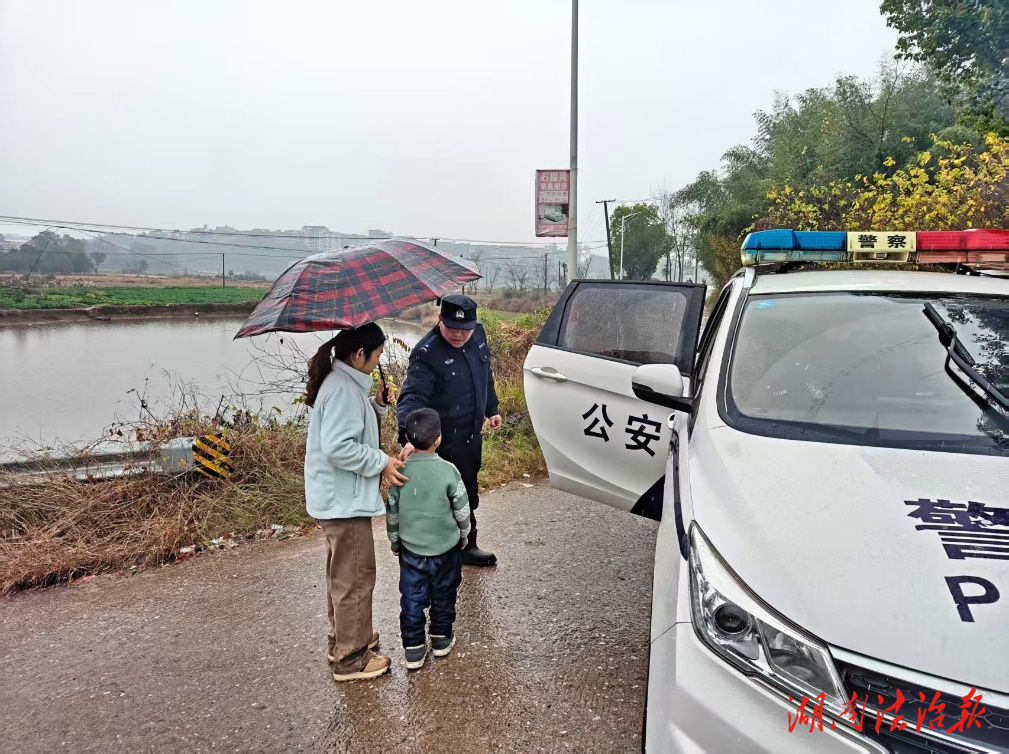 寒風冷雨中萌娃走失 民警暖心守護助團圓