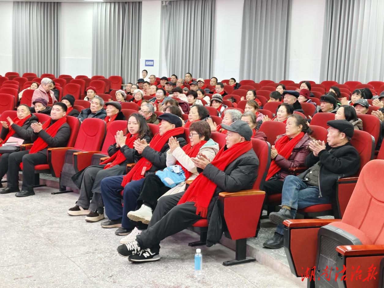 花垣縣民族中學(xué)舉行退休教師迎春座談會(huì)