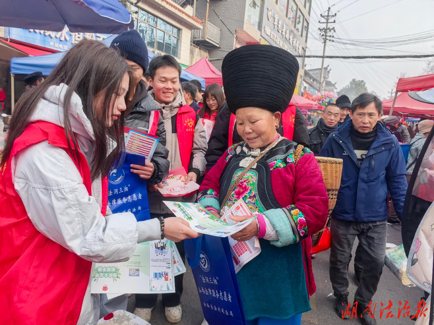 新春普法進苗鄉(xiāng) 法治護航暖人心 ——鳳凰縣司法局開展大學(xué)生寒假“送法下鄉(xiāng)”活動