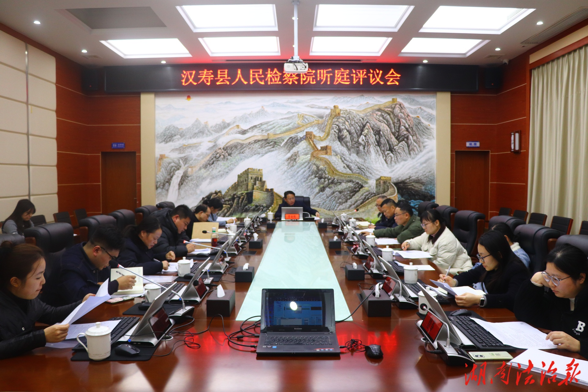 聚焦實(shí)戰(zhàn)提素能 以評(píng)促學(xué)提質(zhì)效  ——漢壽縣人民檢察院開(kāi)展聽(tīng)庭評(píng)議活動(dòng)