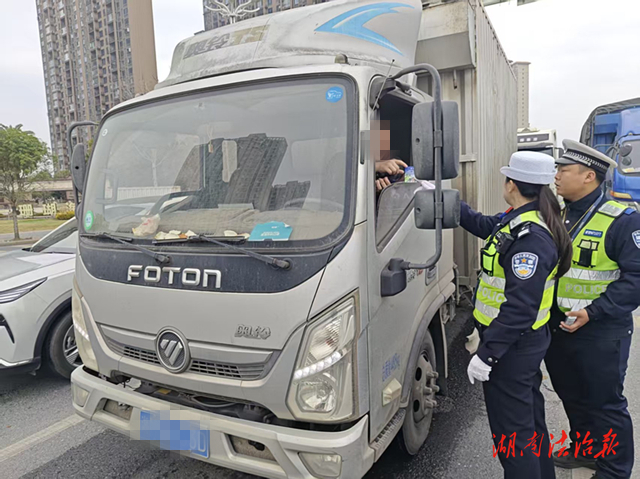 春運(yùn)首日，道縣交警守護(hù)出行“平安路”