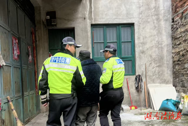 暖心！道縣交警一路攙扶護(hù)送老人回家