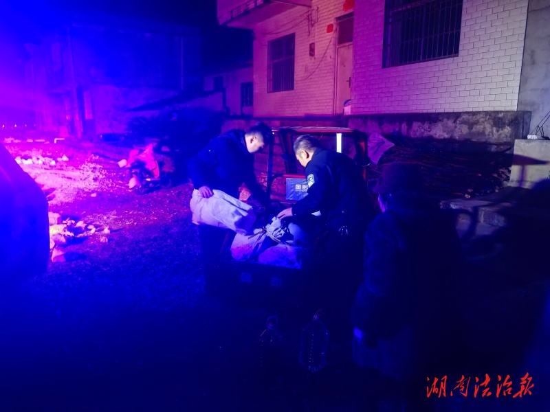 龍山公安：深夜救助暖民心 警燈照亮回家路