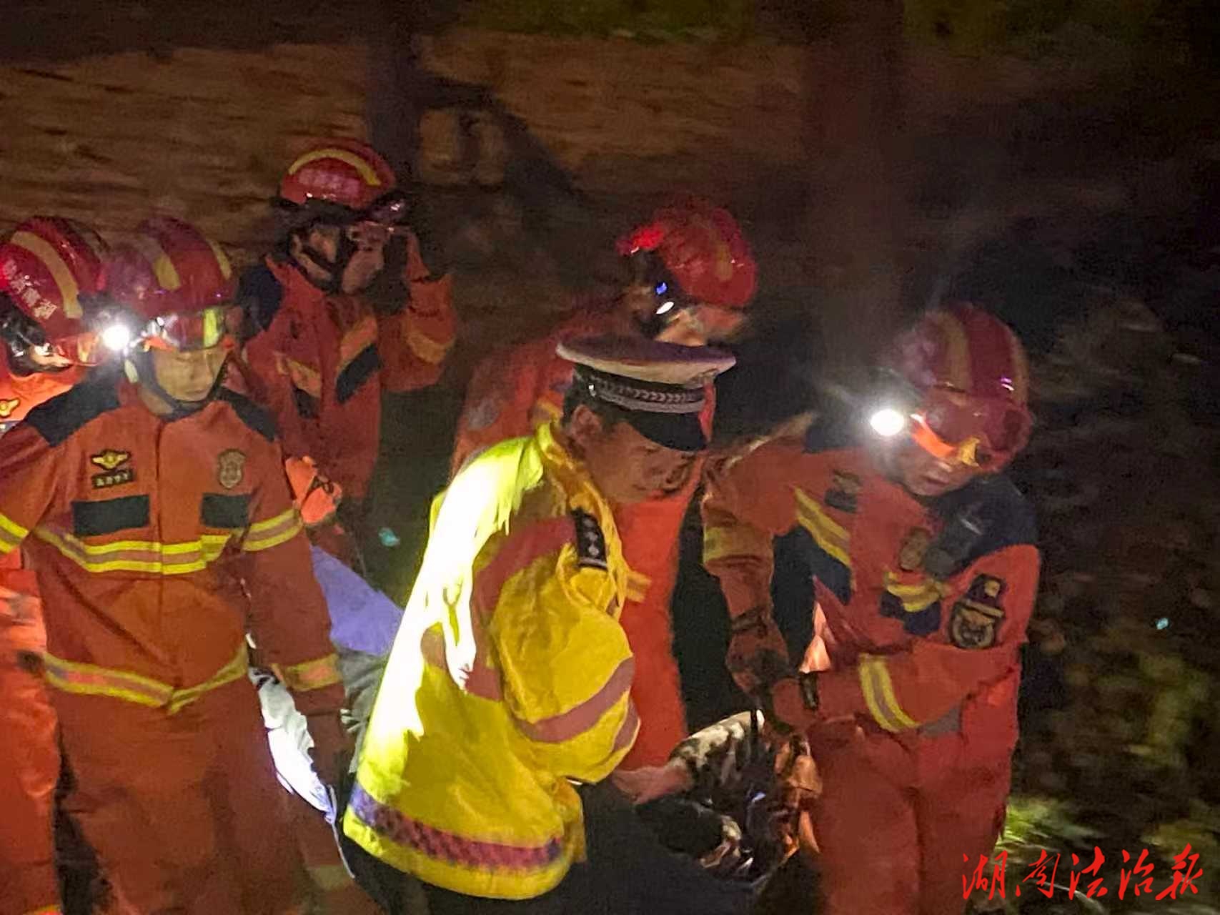 貨車夜撞大樹司機(jī)被困 道縣警民聯(lián)手兩小時(shí)緊急救援