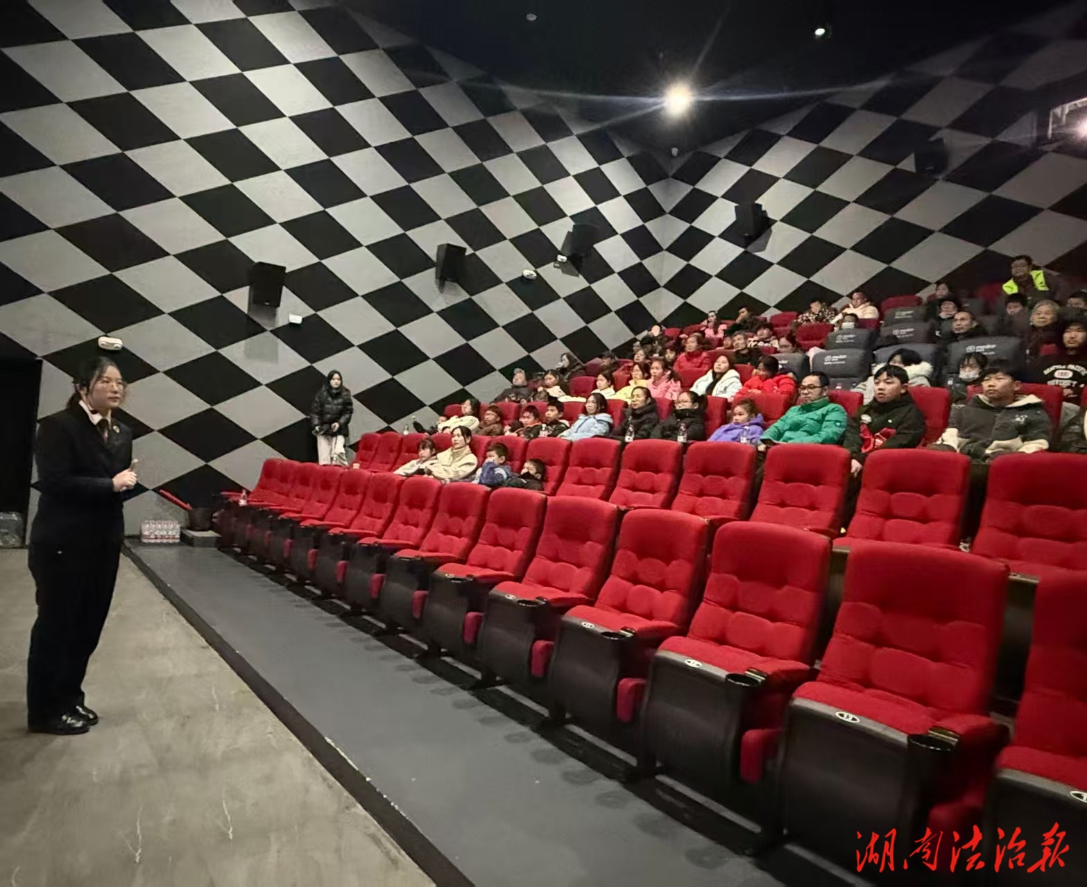 法治護(hù)蕾守童心 光影傳情伴成長(zhǎng)——衡陽(yáng)石鼓檢察開展寒假未成年人關(guān)愛(ài)活動(dòng)