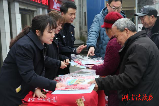 辰溪法院：帶著“法治年貨”趕大集，讓鄉(xiāng)親們安“薪”過(guò)好年
