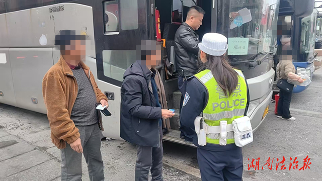 道縣交警強(qiáng)宣傳擰緊客運(yùn)企業(yè)“安全閥”
