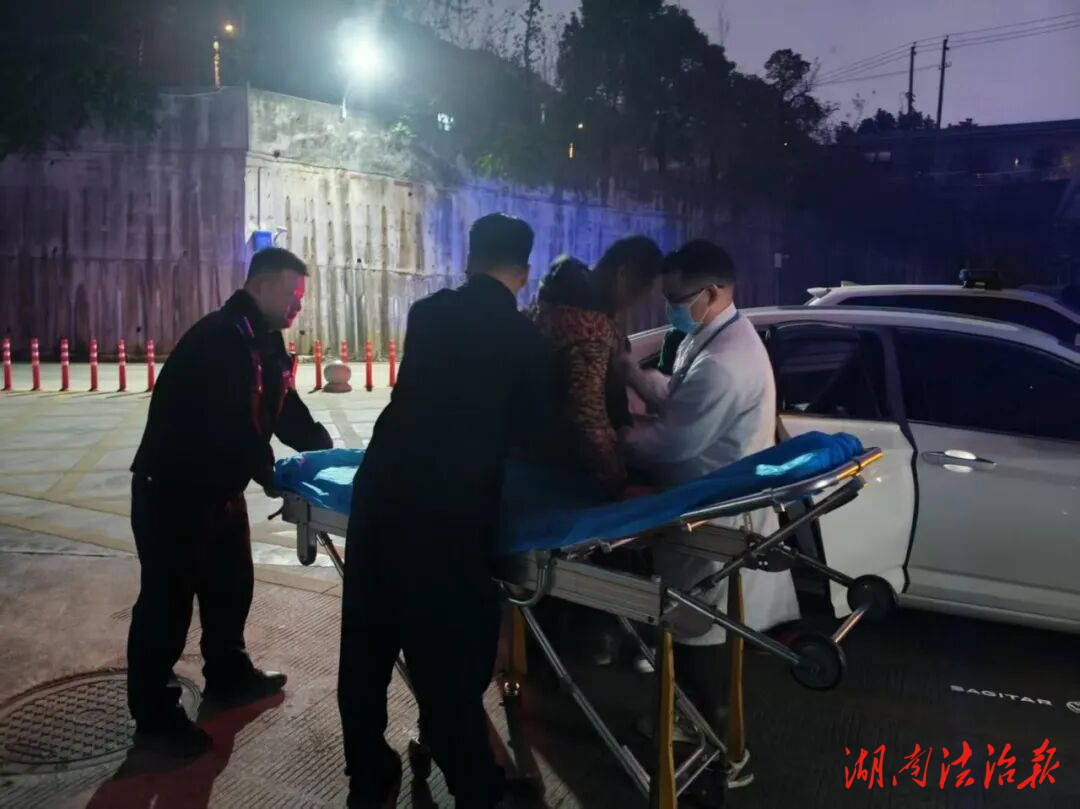 警燈為生命護(hù)航 江華公安緊急開(kāi)辟救援綠色通道