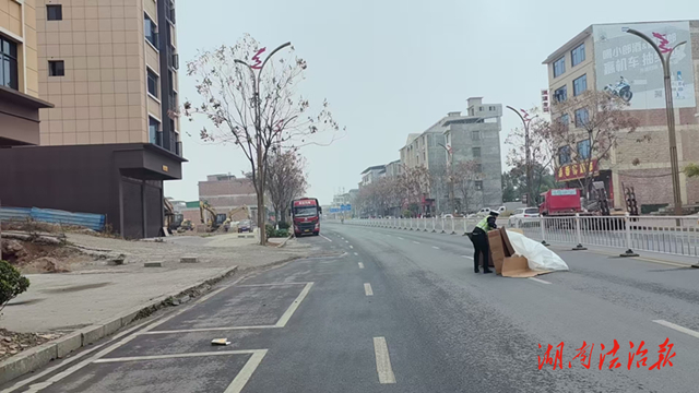 道縣交警處置路面遺落物保暢通