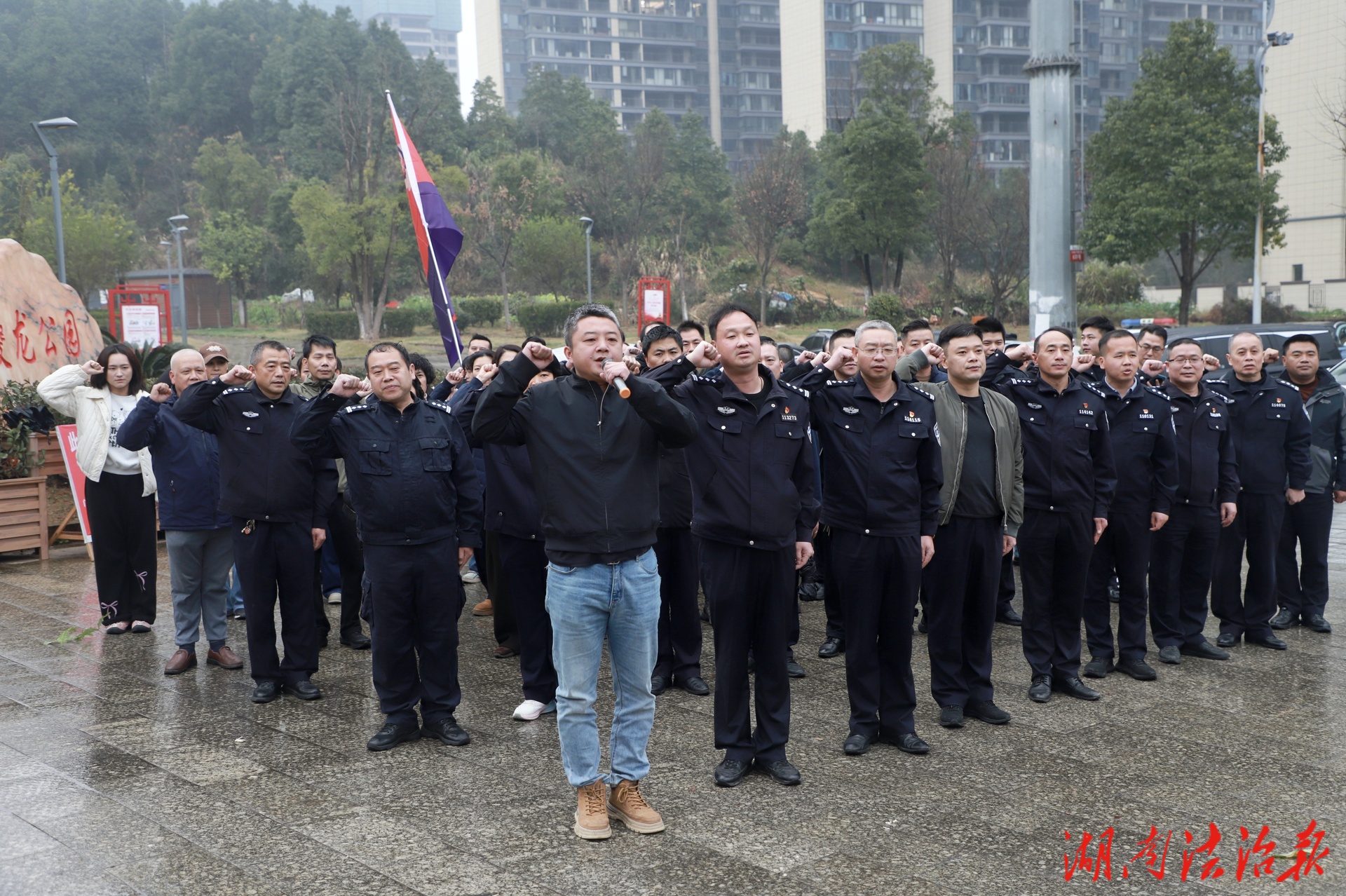 藍(lán)山公安開展“強(qiáng)警勵(lì)志攀高峰 平安護(hù)航新征程”主題黨日活動(dòng)暨工會(huì)登山比賽活動(dòng)