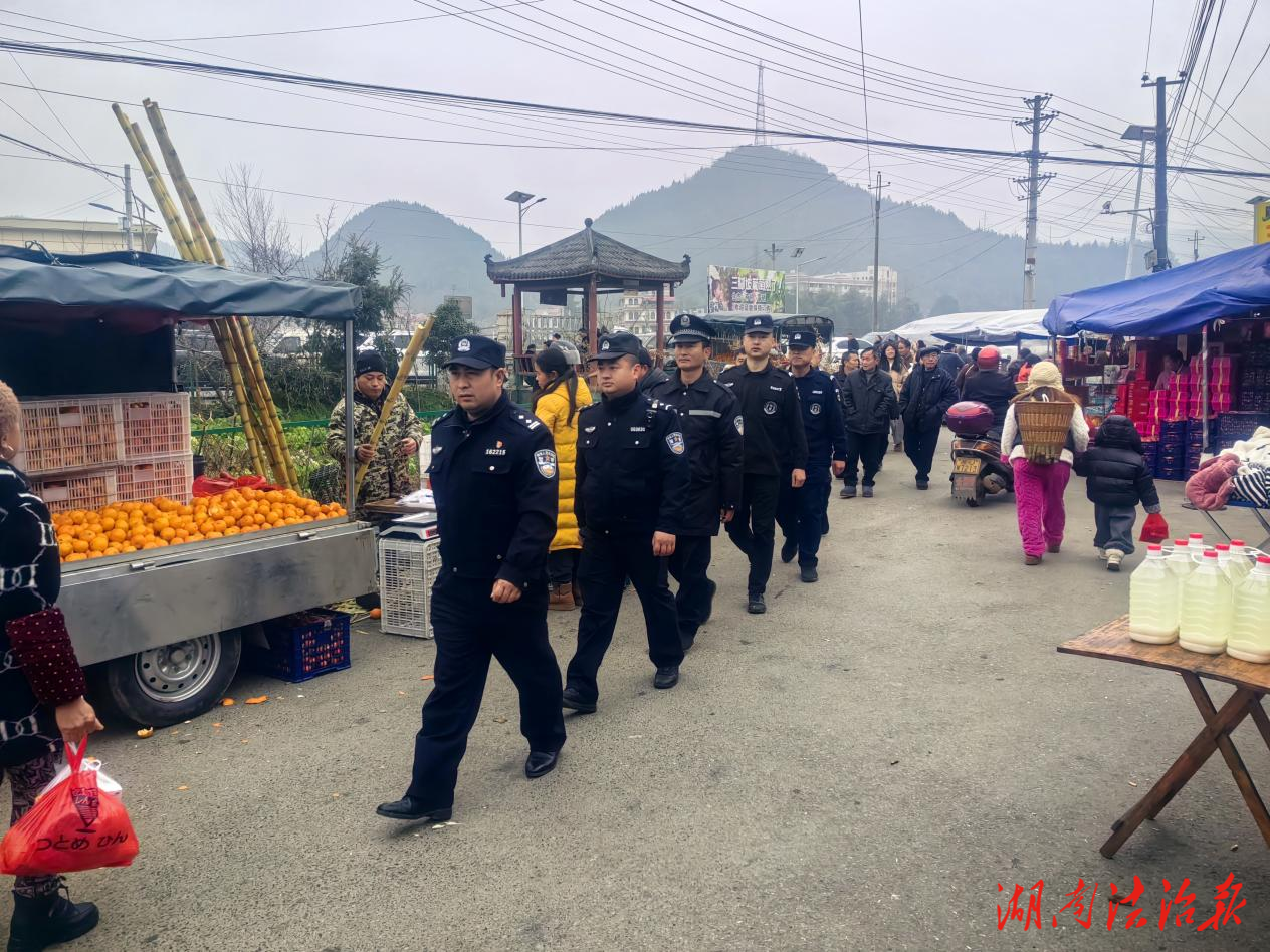 集市里的“藏藍(lán)”花垣公安平安守護(hù)不缺席
