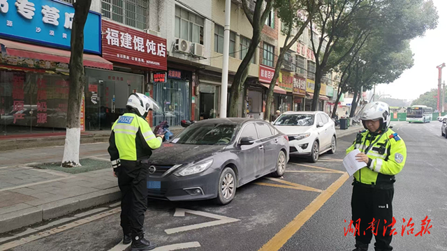 道縣交警嚴(yán)管公交站臺(tái)護(hù)航公交安全